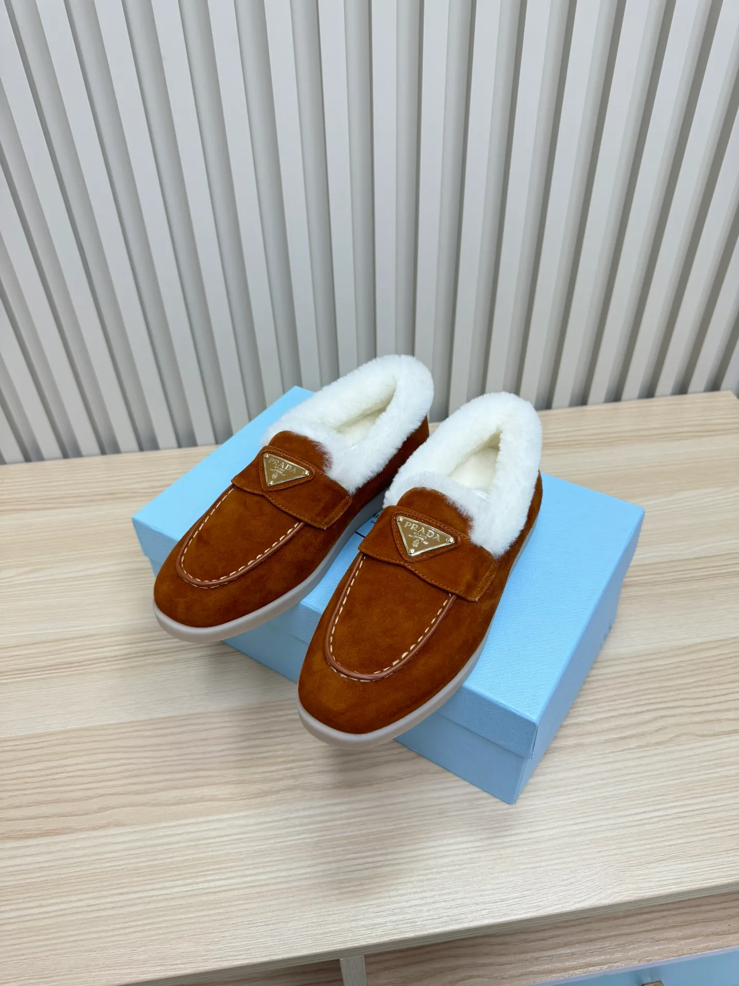 p580 Prada couple loafers｜Winter warmth and good looks at the same time online❄️👫 This is the C position of the shoe cabinet this autumn and winter! Prada's new couple's loafers are high-end yet still stylish~ ✨Imported frosted cowhide fabric, exquisite texture and high-end at first glance 🐑Australian imported sheepskin fur integrated lining, maximum warmth retention! It is also super warm to wear in winter in the north. 🔺The classic triangle logo embellishes the upper, which is simple and elegant, with perfect recognition. 💯Original TPU absorbent film outsole, non-slip, wear-resistant and durable. A must-have item for couples to go out on the street! The upper foot instantly enhances the overall outfit level, whether it is paired with a coat or a down jacket, it looks great ~ #Prada Loafers #coupleshoesrecommend #wintermusthaveshoes #luxurywear Outfit Fabric: Imported two-layer frosted cowhide Lining: Sheepskin imported from Australia One piece Outsole: Original Tpu absorbent film outsole Female size: 35~41 (customized in 41) Male size: 39~45 (customized in 45)
